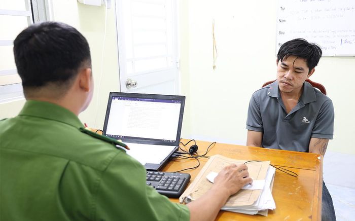 Đối tượng Huỳnh Văn Hạnh tại cơ quan công an. Ảnh: CACC