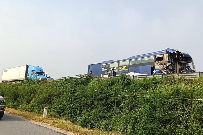 Lực lượng chức năng nhanh chóng có mặt để giải quyết vụ tai nạn. Ảnh: M.C