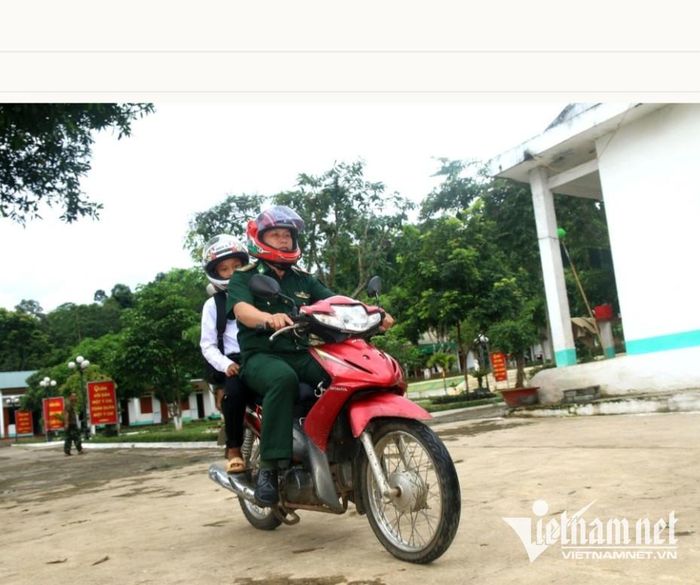 Bất kể mưa hay nắng, Thò Bá Xa luôn được các chú bộ đội Đồn Biên phòng Nậm Càn đưa đónđi học. Ảnh: ĐBP Nậm Càn cung cấp