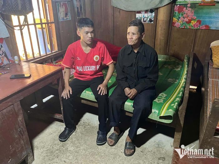 Thò Bá Xa và ông nội Thò Chồng Chớ trước ngày nhập họcTrường Sĩ quan Lục quân I. Ảnh: Thanh Hải