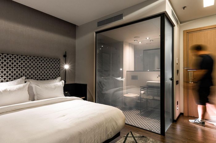 Một nhà tắm khách sạn dùng vách kính trong suốt. Ảnh: Gauzy