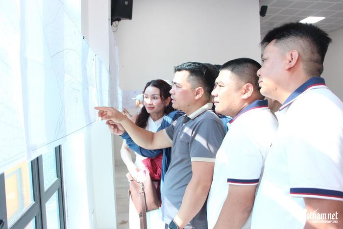 Người dân tìm hiểu thông tin về Hồ sơ quy hoạch phân khu đô thị sông Hồng
