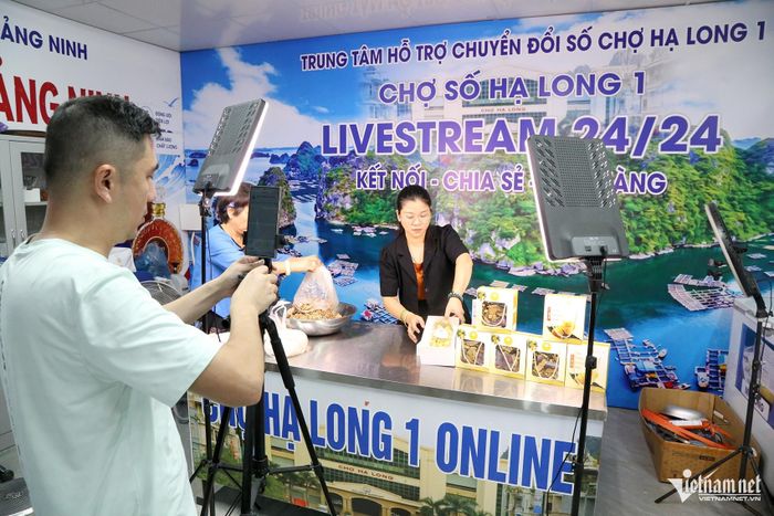 Các tiểu thương chuẩn bị sản phẩm, dụng cụ hỗ trợ trước khi livestream tại khu vực chuyển đổi số cạnh chợ Hạ Long 1. Ảnh: Phạm Công