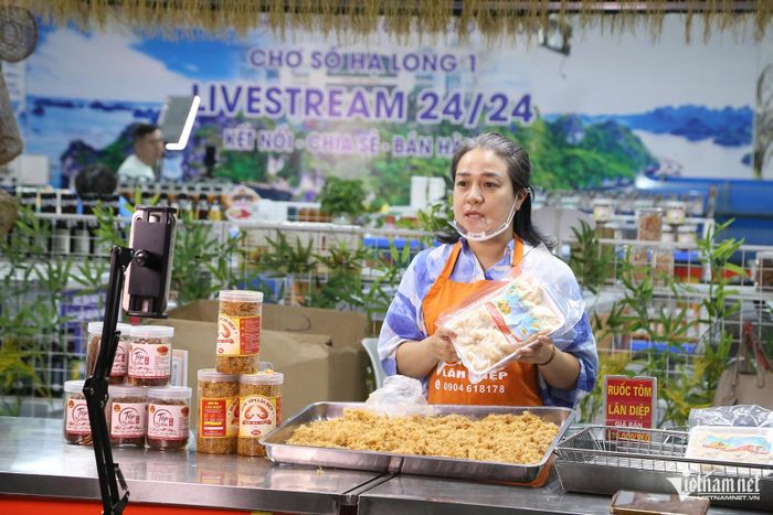 Chị Vũ Cẩm Lê thường xuyên tới Trung tâm hỗ trợ chuyển đổi số chợ Hạ Long 1 để livestream bán hàng sau khi cửa hàng trong chợ đóng cửa. Ảnh: Phạm Công