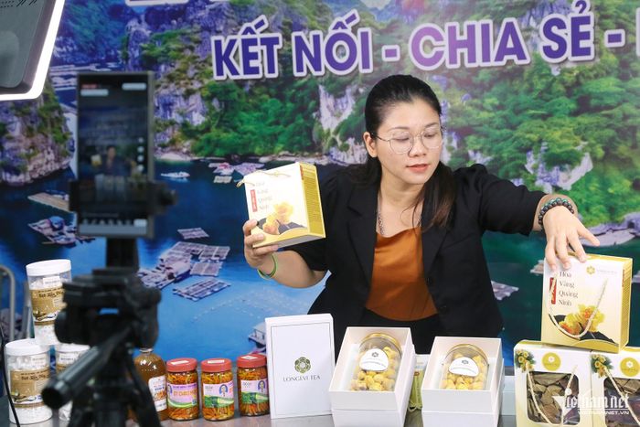 Tiểu thương Bùi Thị Thu Hương giới thiệu trà hoa vàng, một sản phẩm đặc trưng của Quảng Ninh, trên mạng xã hội. Ảnh: Phạm Công