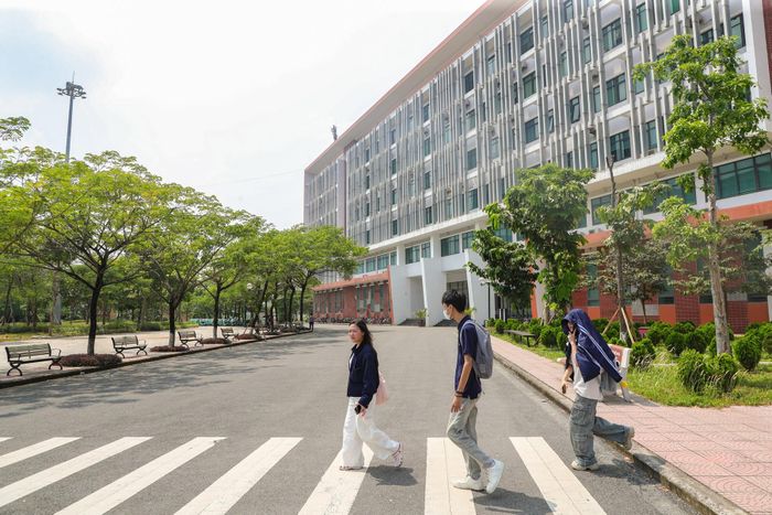 ĐH Quốc gia Hà Nội muốn hướng tới góp phần tạo nên môi trường đại học xanh. Trong ảnh, các sinh viên đi bộ trước tòa nhà HT2. Ảnh: Quốc Toản.
