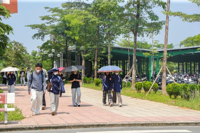 Trong ảnh là 1 trong 4 bãi gửi xe gần khu vực các giảng đường. Sinh viên đang đi bộ từ bãi gửi xe hướng về tòa nhà HT1 với quãng đường khoảng 30-50m. Ảnh: Quốc Toản.