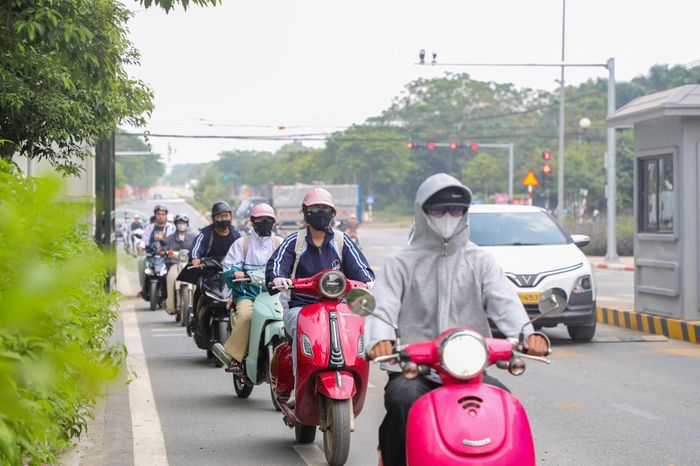 Sinh viên ĐH Quốc gia Hà Nội sử dụng phương tiện giao thông đi vào từ cổng 3 của Khu đô thị ĐH Quốc gia Hà Nội tại Hòa Lạc. Nếu gửi xe ở bãi xe cổng số 3, sinh viên có thể sử dụng xe buýt điện nội khu miễn phí hoặc xe đạp điện để đến các giảng đường, tòa nhà và khu chức năng. Hệ thống xe buýt điện nội khu cũng được thiết kế kết nối bãi xe cổng số 3 với các khu vực trọng điểm trong Khu đô thị. Ảnh: Quốc Toản.
