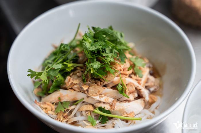 Quán phục vụ cả ngày, từ 6h-24h nhưng đông nhất là 11h30-13h và 18h30-20h
