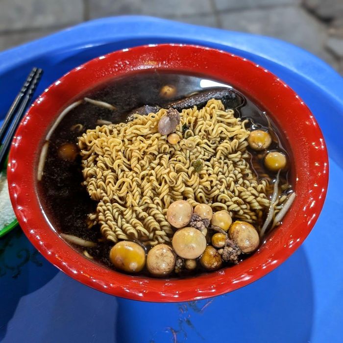 Đây là món ăn đêm được thực khách ưa thích vào mùa thu, đông của Hà Nội. Ảnh: Hungry Two Travel