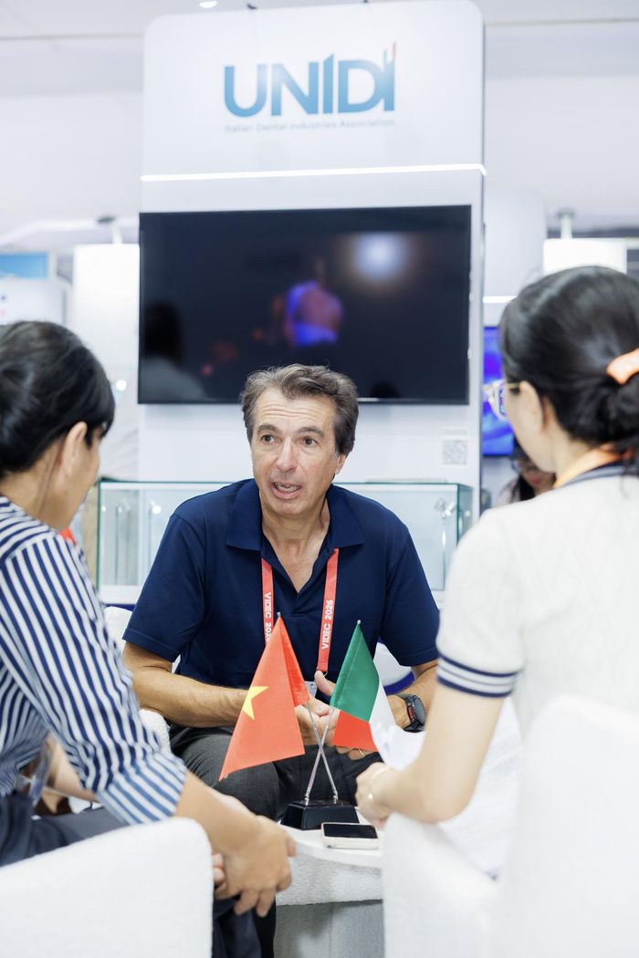 Ông Gianfranco Berrutti, Chủ tịch UNIDI đồng thời là CEO của thương hiệu Major Prodotti Dentari, chia sẻ về các giải pháp ứng dụng trí tuệ nhân tạo (AI)