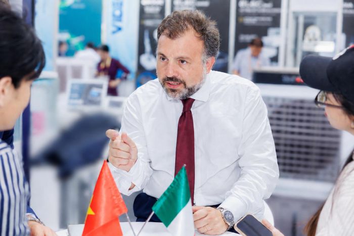 Ông Andrea Lemma, Giám đốc Quốc tế công ty Curasept, tại gian hàng Italia Pavilion