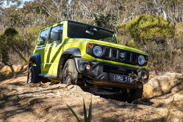 Suzuki Jimny rất linh hoạt trên địa hình off-road nhờ lợi thế lớn về kích thước nhỏ gọn và hệ dẫn động 4 bánh. 