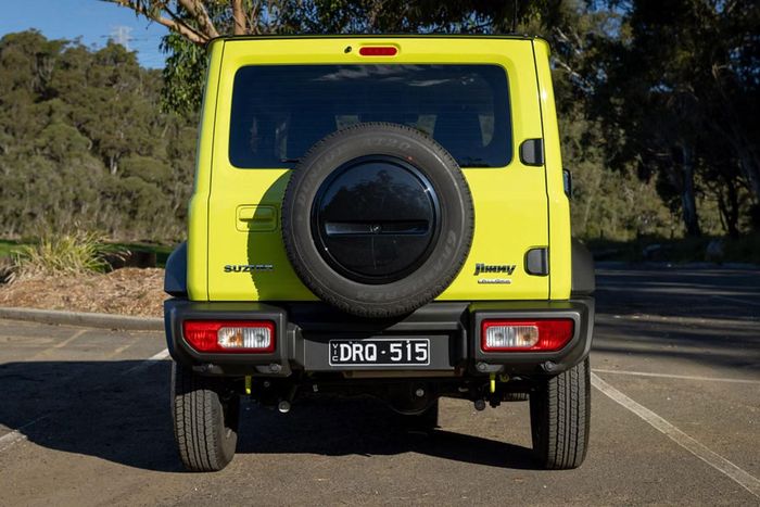 Giá xe Suzuki Jimny đắt hơn so với mặt bằng chung dòng xe SUV cỡ nhỏ. Ảnh: Drive