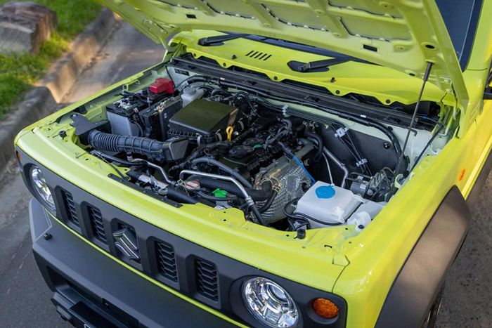 Suzuki Jimny sử dụng động cơ 1.5L kèm hộp số tự động 4 cấp khá lạc hậu. 