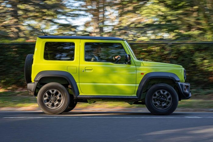 Suzuki Jimny là mẫu xe hiếm hoi ở hiện tại sử dụng cơ cấu dẫn động trục cứng ở cả cầu trước và sau. 