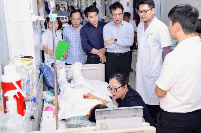Cô giáo Hoàng Thị Hiền hiện đang được điều trị tích cực tại Bệnh viện Hữu nghị Việt Đức (Hà Nội). Ảnh: Moet.