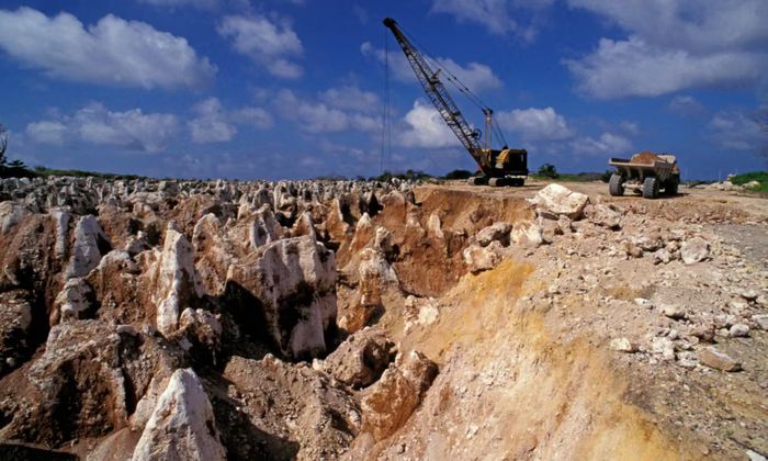 Nauru giàu nhờ nguồn phosphate khổng lồ, biến quốc đảo nhỏ bé ở Thái Bình Dương thành một trong những nền kinh tế giàu nhất thế giới vào thập niên 1970. Ảnh: The Guardian