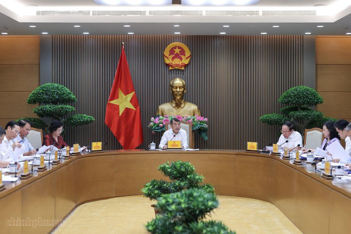 Thủ tướng: Kiểm soát chặt chẽ giá thành từ gốc với thuốc, thiết bị y tế và cương quyết loại bỏ mọi chi phí trung gian. Ảnh: VGP
