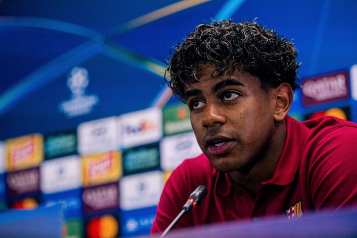 Yamal trong cuộc họp báo trước trận Feyenoord. Ảnh: FCB