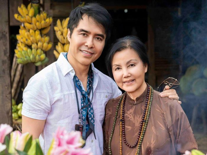 Họa sĩ Daniel K. Winn - nguyên mẫu của phim và nghệ sĩ Kiều Chinh.