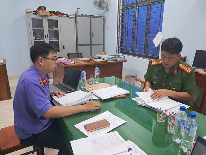  Đoàn kiểm sát kiểm tra hồ sơ, sổ sách tại Công an xã Sơn Mai.