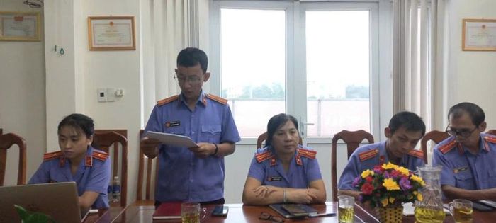 Đồng chí Nguyễn Anh Tuấn thông qua Chuyên đề tại buổi sinh hoạt.