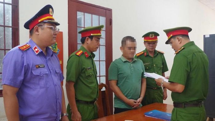  Tống đạt Quyết định khởi tố bị can đối với Lê Viết Trường Sơn. (Ảnh:CA)