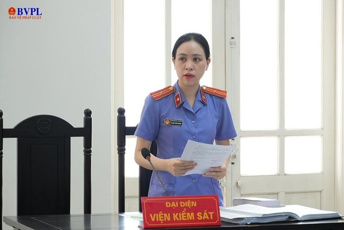 Kiểm sát viên Phan Vân Giang, VKSND khu vực 2 - Hà Nội công bố bản cáo trạng tại phiên tòa.