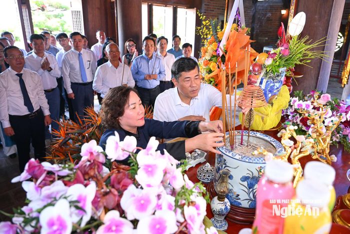 Đoàn đại biểu dâng hoa, dâng hương, bày tỏ lòng biết ơn sâu sắc đối với Chủ tịch Hồ Chí Minh và những người thân yêu trong gia đình Hồ Chủ tịch tại đền Chung Sơn. Ảnh: Thành Cường