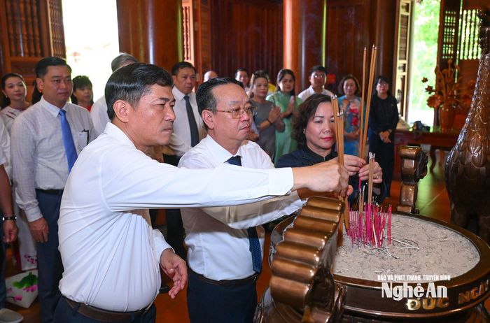 Các đồng chí: Hà Nhật Lệ - Phó Chủ tịch UBND tỉnh Cao Bằng; Thái Văn Thành - Phó Chủ tịch UBND tỉnh Nghệ An dâng hương tưởng niệm Chủ tịch Hồ Chí Minh. Ảnh: Thành Cường
