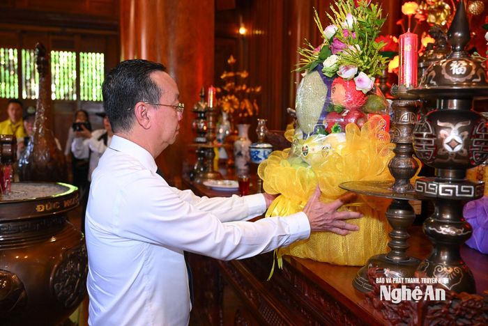 Đồng chí Bùi Minh Thạnh - Phó Chủ tịch UBND Thành phố Hồ Chí Minh dâng lễ tri ân Chủ tịch Hồ Chí Minh. Ảnh: Thành Cường