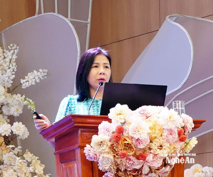 Đồng chí Phạm Thị Lan Anh - Phó Vụ trưởng Vụ Địa bàn III, Cơ quan Ủy ban Kiểm tra Trung ương truyền đạt chuyên đề tại lớp bồi dưỡng. Ảnh: Mai Hương
