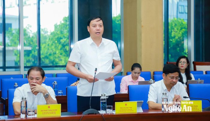Đồng chí Chu Đức Thái - Ủy viên Thường trực HĐND tỉnh, Trưởng ban Văn hóa - Xã hội trình bày báo cáo kết quả giám sát. Ảnh: Thành Duy