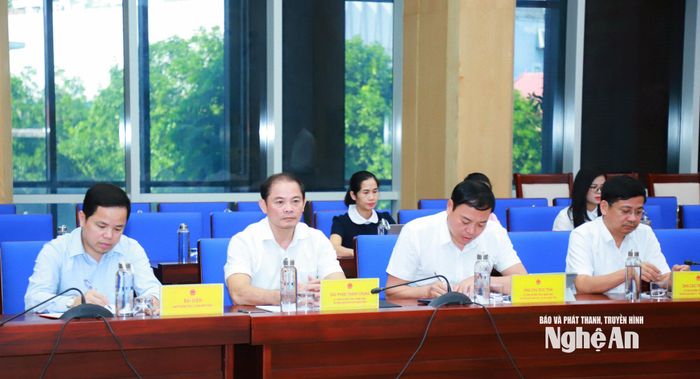 Các thành viên trong đoàn giám sát dự cuộc làm việc. Ảnh: Thành Duy