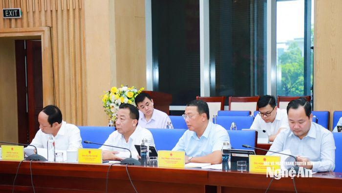 Các đồng chí lãnh đạo và Ủy viên UBND tỉnh dự cuộc làm việc. Ảnh: Thành Duy