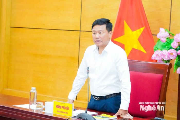 Phó Chủ tịch UBND tỉnh Hoàng Phú Hiền kết luận cuộc làm việc . Ảnh: T.L