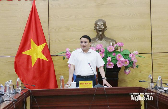 Đồng chí Phùng Thành Vinh - Ủy viên Ban Chấp hành Đảng bộ tỉnh, Phó Chủ tịch UBND tỉnh kết luận cuộc họp, trong đó lưu ý việc phân bổ nguồn vốn phải có trọng tâm, trọng điểm, gắn nguồn lực với các mục tiêu, nhiệm vụ cụ thể. Ảnh: Nguyễn Nam