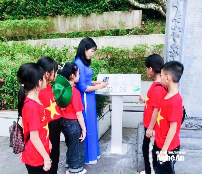 Quét mã QR khai thác thông tin tại Khu Di tích Quốc gia đặc biệt Kim Liên. Ảnh: P.V