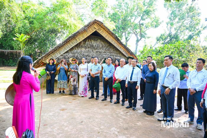 Đoàn đại biểu Hội nghị tổng kết hợp tác TP. Hồ Chí Minh và 8 địa phương gồm: 8 địa phương gồm: Cao Bằng, Thái Nguyên, Ninh Bình, Thanh Hóa, Nghệ An, Hà Tĩnh, Quảng Trị và Huế về thăm Khu Di tích Quốc gia đặc biệt Kim Liên ngày 8/9, chuẩn bị cho Hội nghị chính thức vào sáng 9/9. Ảnh: Thành Cường