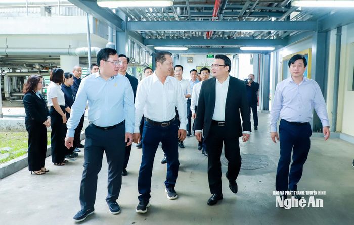 Phó Chủ tịch UBND tỉnh Phùng Thành Vinh và đoàn công tác đến thăm, làm việc tại Công ty CP Bia Sài Gòn - Sông Lam. Ảnh: Thành Duy