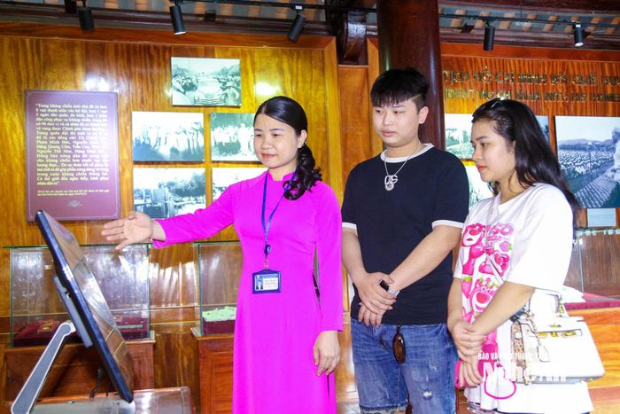 Việc ứng dụng công nghệ số tại Khu Di tích Quốc gia đặc biệt Kim Liên giúp du khách có nhiều trải nghiệm mới mẻ, hấp dẫn. Ảnh: Đình Tuyên