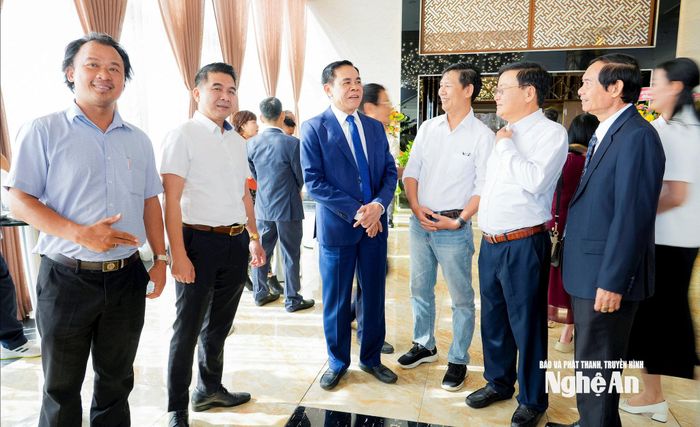 Lãnh đạo tỉnh Nghệ An trao đổi với lãnh đạo, hội viên Hội đồng hương Nghệ An tại TP. Hồ Chí Minh và khu vực phía Nam. Ảnh: Phạm Bằng