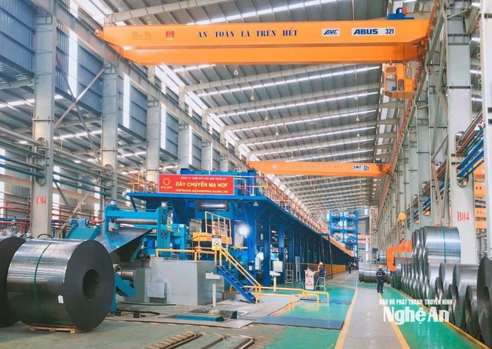 Dây chuyền sản xuất của Công ty TNHH MTV Hoa Sen, thuộc Tập đoàn Hoa Sen đến từ TP. Hồ Chí Minh đầu tư tại Nghệ An. Ảnh: Thu Huyền
