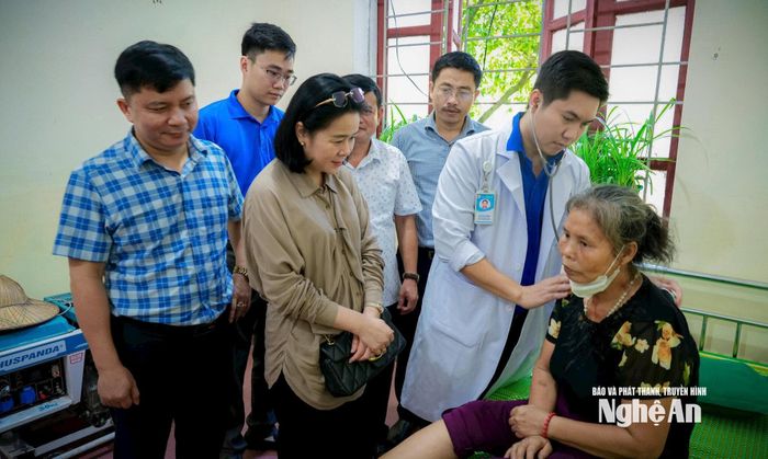 Đoàn công tác của ngành Y tế TP. Hồ Chí Minh tổ chức khám bệnh nhân đạo và cấp thuốc miễn phí cho người dân ở khu vực vùng ảnh hưởng của bão số 3 năm 2025 tại Trung tâm Y tế Tương Dương và Trung tâm Y tế Kỳ Sơn. Ảnh: Thành Chung