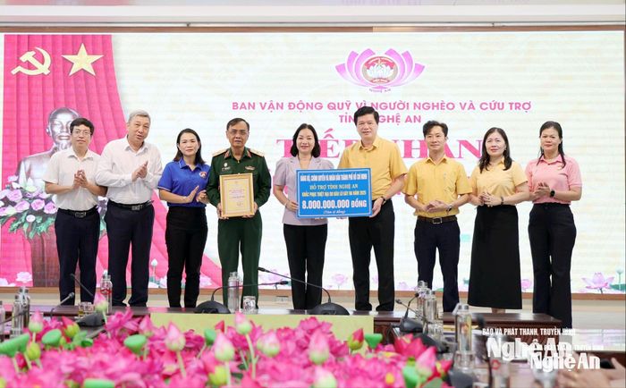 Lãnh đạo Ủy ban MTTQ Việt Nam TP. Hồ Chí Minh trao hỗ trợ cho người dân phường Vinh Lộc khắc phục hậu quả bão số 3 và số 5 trong năm 2025. Ảnh: Thanh Quỳnh