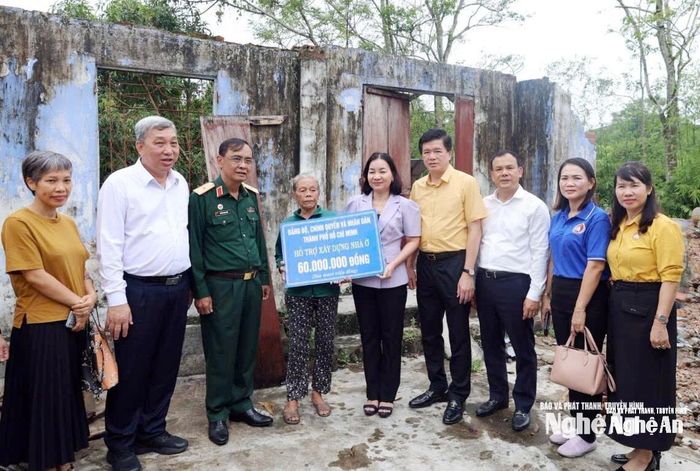 Lãnh đạo Ủy ban MTTQ Việt Nam TP. Hồ Chí Minh trao hỗ trợ cho tỉnh Nghệ An khắc phục hậu quả bão số 3 và số 5 trong năm 2025. Ảnh: Thanh Quỳnh