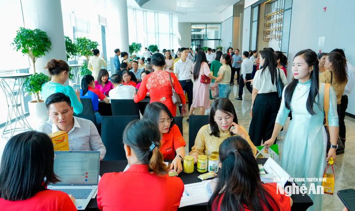 Hoạt động kết nối các sản phẩm bên lề khuôn khổ Hội nghị tổng kết triển khai Thỏa thuận hợp tác phát triển kinh tế - xã hội giữa TP. Hồ Chí Minh với các địa phương. Ảnh: Phạm Bằng