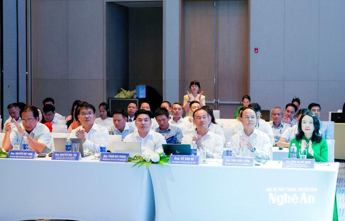 Các đại biểu tham dự tọa đàm. Ảnh: Phạm Bằng