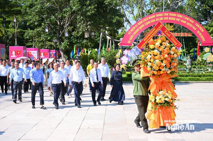 Đoàn đại biểu dự Hội nghị tổng kết Thỏa thuận hợp tác phát triển kinh tế - xã hội giữa TP. Hồ Chí Minh với 8 tỉnh dâng hương tưởng niệm Chủ tịch Hồ Chí Minh. Ảnh: Thành Cường